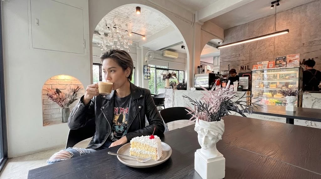 บรรยากาศผู้คนและมุมต่าง ๆ ภายใน NIL Café